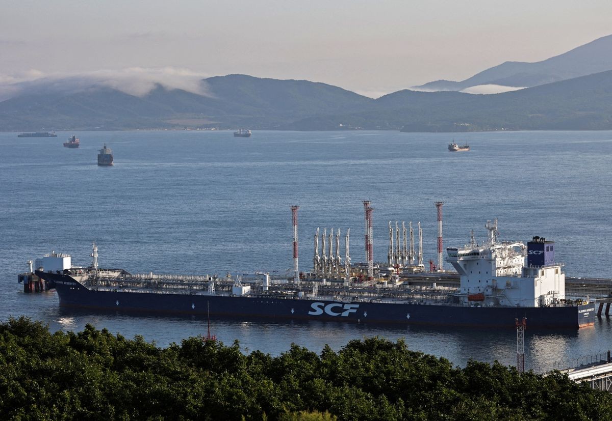 (12.04) Tàu chở dầu Vladimir Arsenyev tại cảng dầu Kozmino, Vịnh Nakhodka gần thành phố Nakhodka, Nga ngày 12/8/2022. (Nguồn: Reuters)