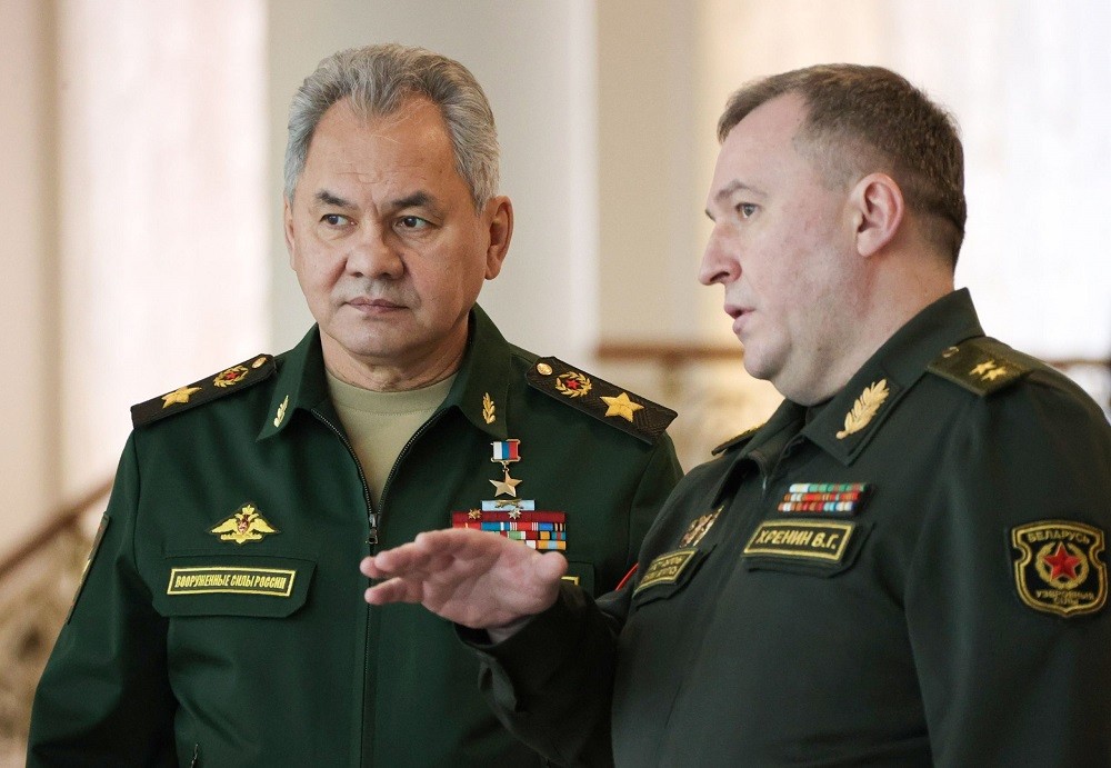 (12.04) Bộ trưởng Quốc phòng Belarus Viktor Khrenin và người đồng cấp Nga Sergei Shoigu thảo luận tại Minsk ngày 3/12. (Nguồn: Hepta)