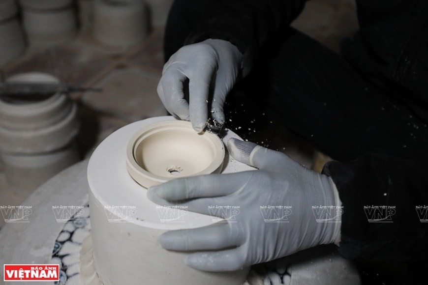 Cutting and polishing the light base. (Photo: VNP/VNA)