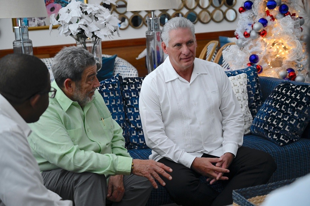 Chủ tịch Cuba Miguel Diaz-Canel trao đổi với Thủ tướng St Vincent và Grenadines, Tiến sĩ Ralph Gonsalves. (Nguồn: API)