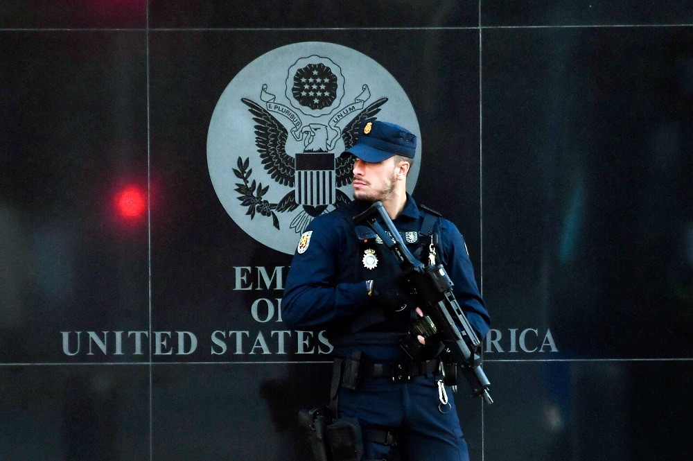 (12.04) Tây Ban Nha đã tăng cường an ninh tại các Đại sứ quán sau vụ tấn công bằng bom thư. (Nguồn: AFP/Getty Images)