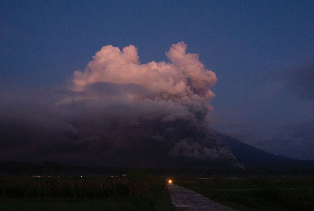 (12.04) Khói tỏa ra từ ngọn núi lửa Semeru, Indonesia sau khi phun trào sáng ngày 4/12. (Nguồn: AFP/Getty Images)