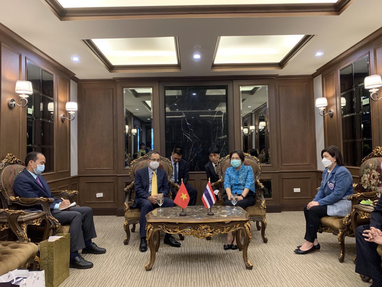 Đại sứ Phan Chí Thành trao đổi với Phó Tỉnh trưởng tỉnh Saraburi Angkana Chitatitta.