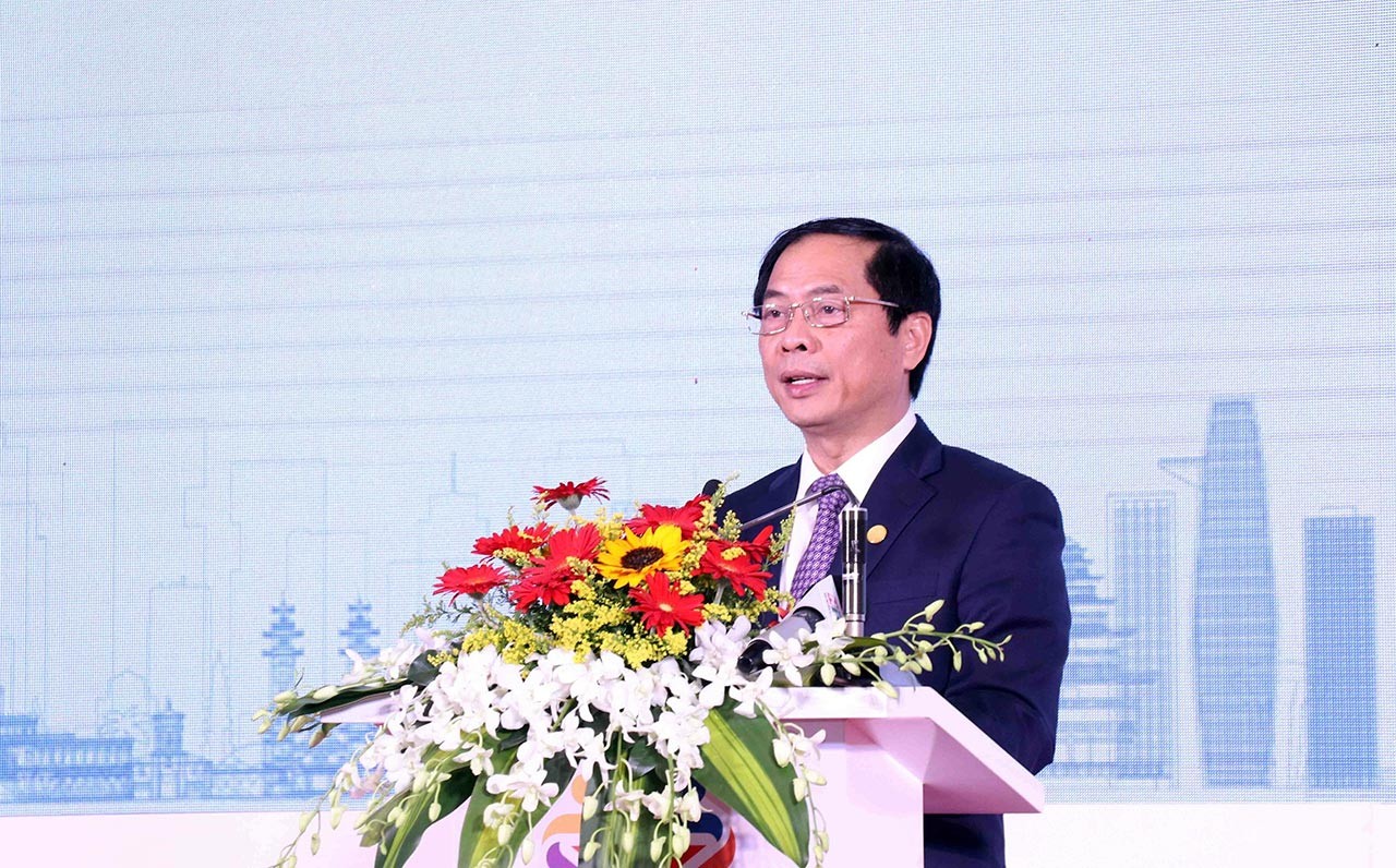 ộ trưởng Ngoại giao Bùi Thanh Sơn phát biểu tại sự kiện Đối thoại hữu nghị TP Hồ Chí Minh năm 2022: Giai đoạn phát triển mới của đối ngoại Thành phố. (Nguồn: TTXVN)