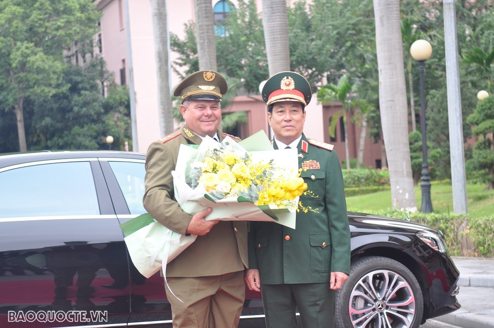 Đại tướng Lương Cường và Trung tướng Victor Rojo Ramos, Ủy viên Trung ương Đảng, Chủ nhiệm Chính trị các Lực lượng vũ trang (LLVT) Cách mạng Cuba tại Trụ sở Bộ Quốc phòng sáng ngày 5/12. (Ảnh: Minh Quân)