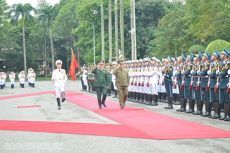 Đại tướng Lương Cường và Trung tướng Victor Rojo Ramos duyệt đội danh dự. (Ảnh: Minh Quân)