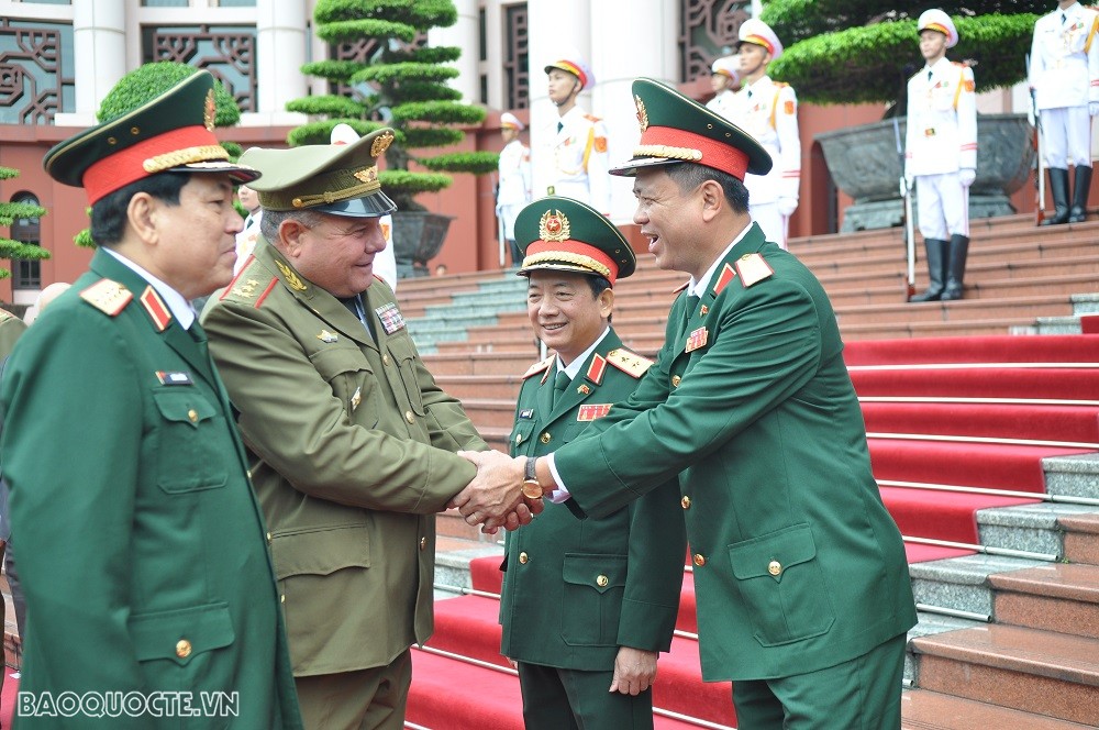 Trung tướng Victor Rojo Ramos gặp gỡ các sĩ quan của Tổng Cục Chính trị Quân đội Nhân dân Việt Nam. (Ảnh: Minh Quân)