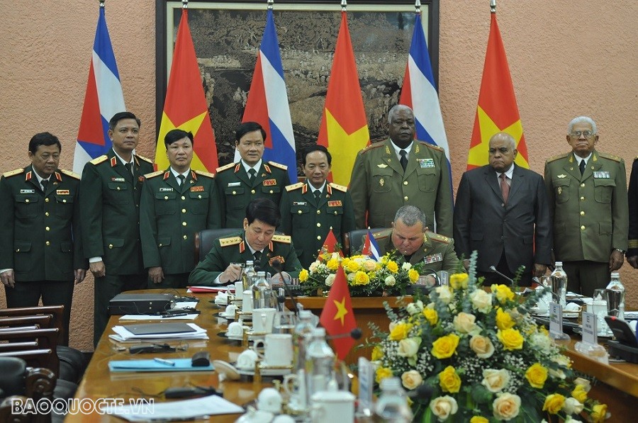 Đại tướng Lương Cường và Trung tướng Victor Rojo Ramos ký biên bản ghi nhớ về hợp tác, chia sẻ kinh nghiệm trong lĩnh vực công tác Đảng, công tác chính trị trong Quân đội. (Ảnh: Minh Quân)