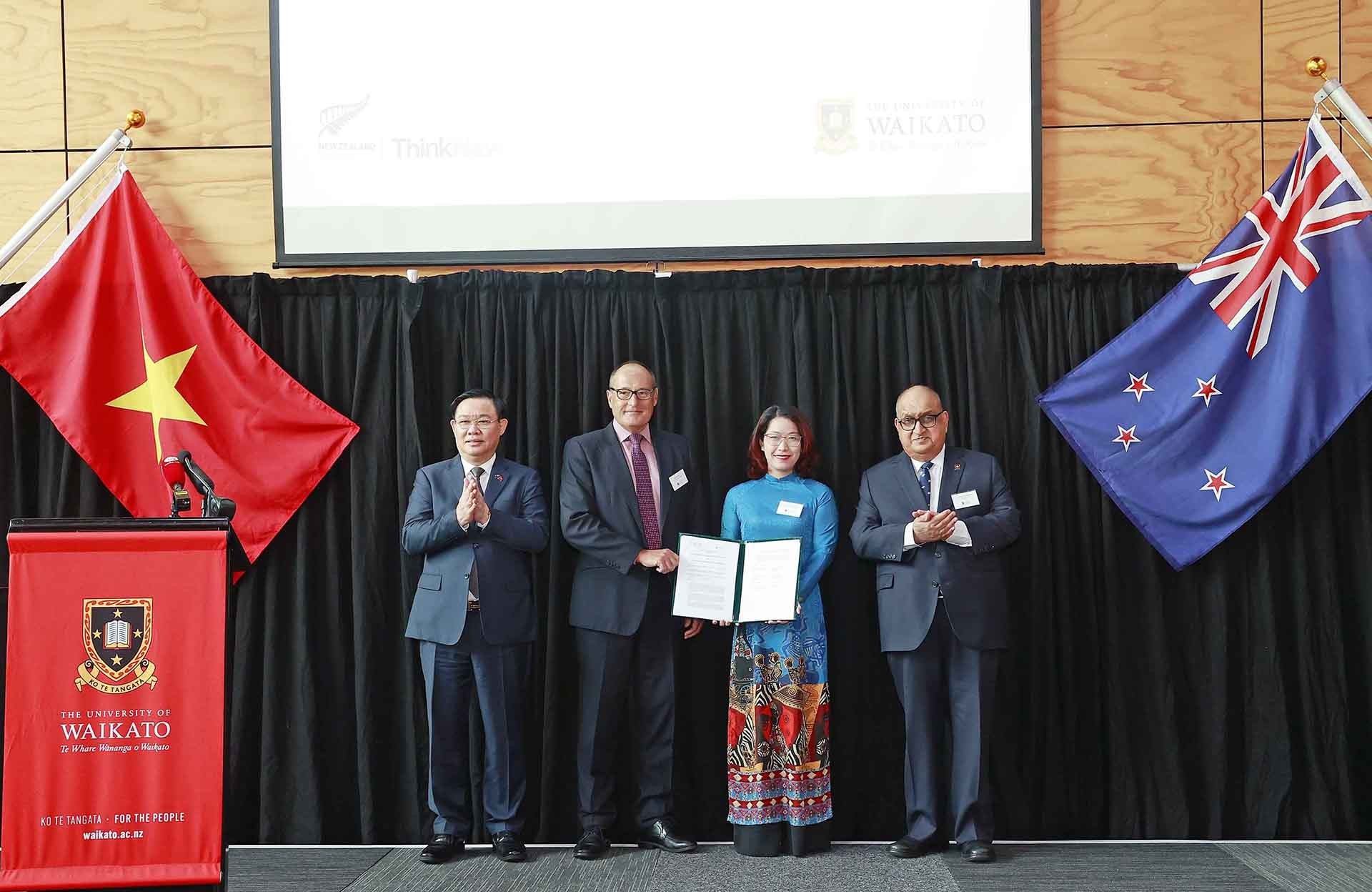 Chủ tịch Quốc hội Vương Đình Huệ chứng kiến lễ trao đổi Biên bản ghi nhớ giữa các trường đại học của New Zealand và Việt Nam. (Nguồn: TTXVN)