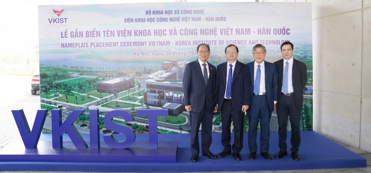 Đại diện lãnh đạo hai phía Việt Nam – Hàn Quốc chụp ảnh lưu niệm trong Lễ gắn biển tên tại VKIST. (Nguồn: Bộ Khoa học và Công nghệ)
