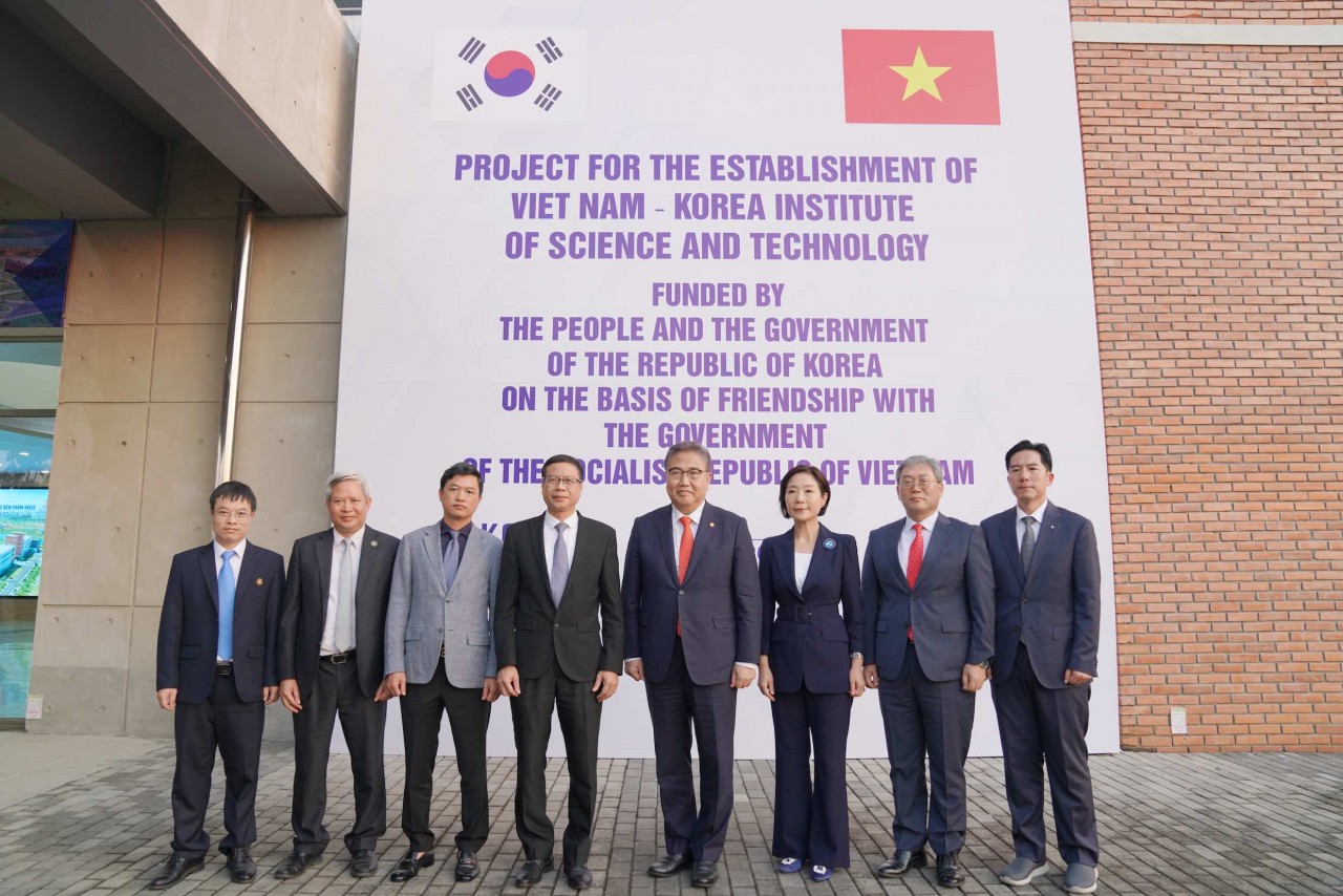 Bộ trưởng Ngoại giao Hàn Quốc Park Jin và đoàn đại biểu Việt Nam – Hàn Quốc chụp ảnh lưu niệm tại VKIST, tháng 10/2022. (Nguồn: Bộ Khoa học và Công nghệ)