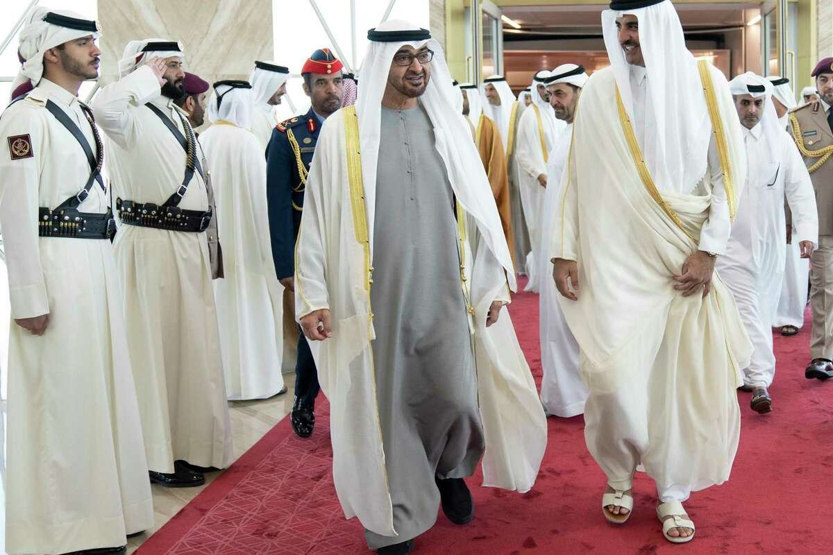 (12.05) Tổng thống UAE Sheikh Mohamed bin Zayed Al-Nahyan (trái) được Quốc vương Qatar Sheikh Tamim bin Hamad Al-Thani đón tại sân bay Hamad, Doha ngày 5/12. (Nguồn: AP)