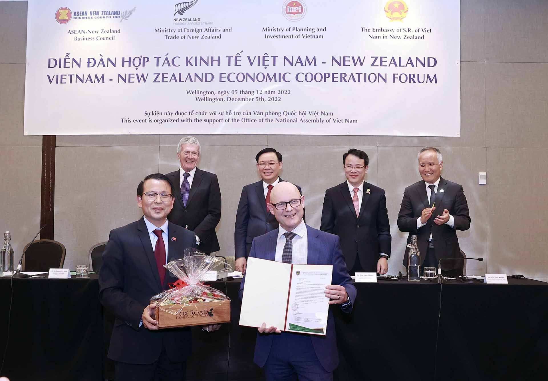 Chủ tịch Quốc hội Vương Đình Huệ và đại biểu chứng kiến Lễ trao thoả thuận về Nhập khẩu nông sản của New Zealand sang Việt Nam. (Nguồn: TTXVN)