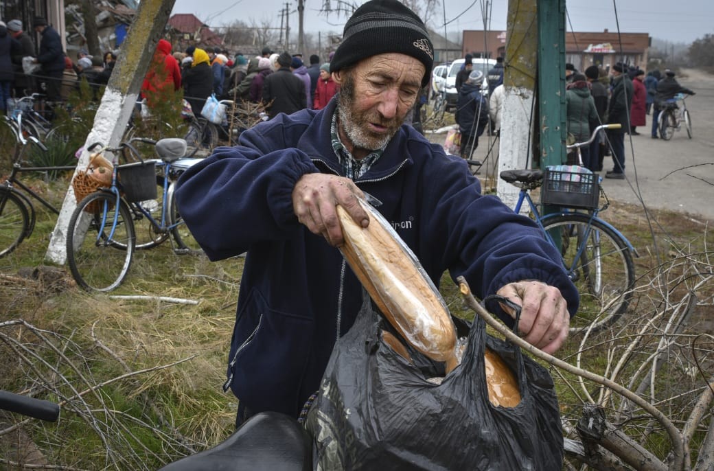 Tình hình Ukraine: Giá một ổ bánh mì tăng gấp đôi,
