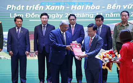 Mr. Vijay Kumar Pandey - Representative of TH Group's Board of Directors and Mr. Ho Van Muoi - Chairman of Dak Nong Provincial People's Committee presented a development memorandum of understanding (Photo: TH).