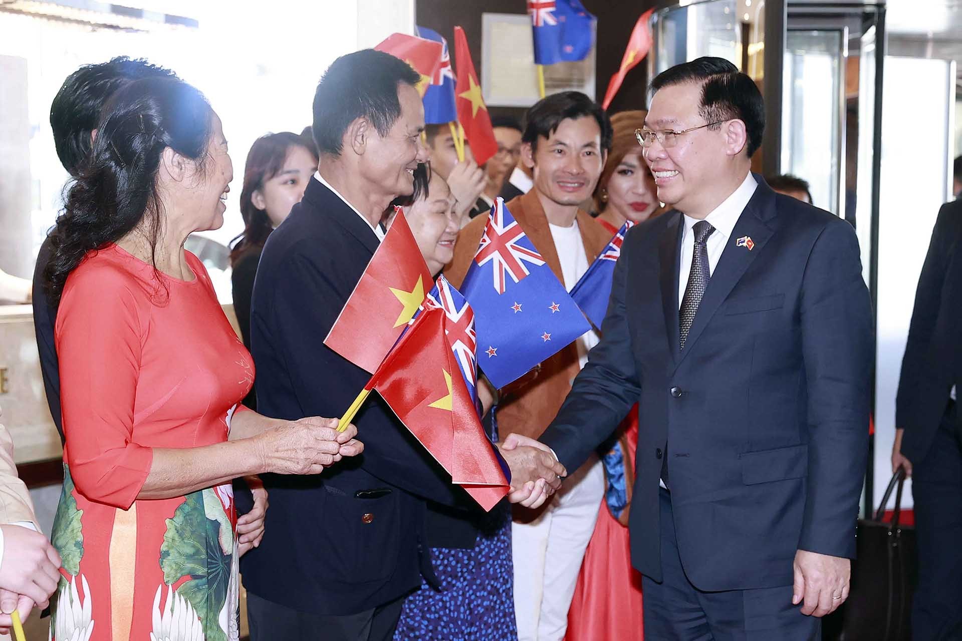 Chủ tịch Quốc hội Vương Đình Huệ với cán bộ, nhân viên Đại sứ quán và cộng đồng người Việt Nam tại New Zealand. (Nguồn: TTXVN)