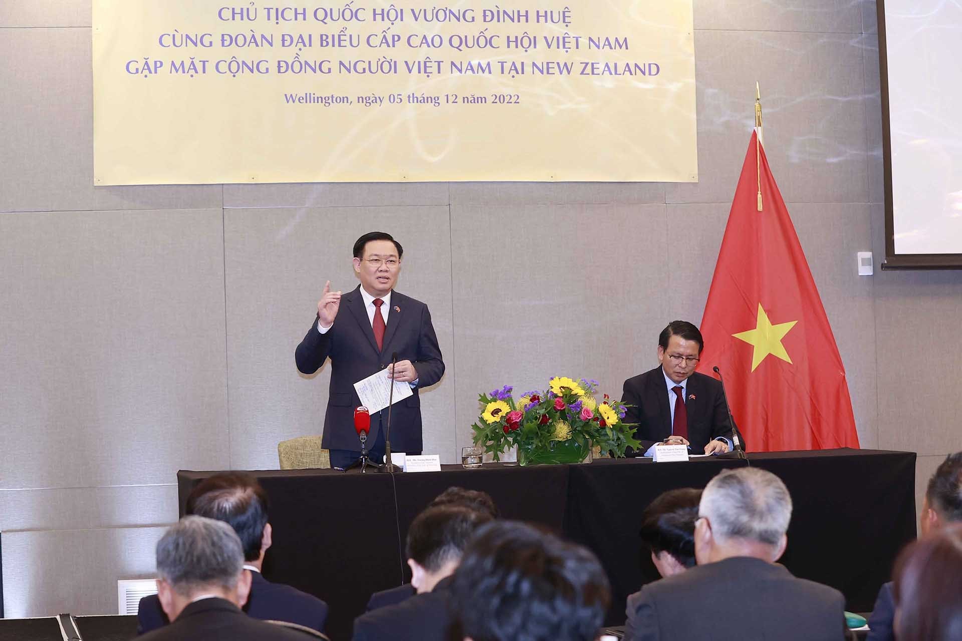 Chủ tịch Quốc hội Vương Đình Huệ gặp đại diện cộng đồng người Việt Nam tại New Zealand