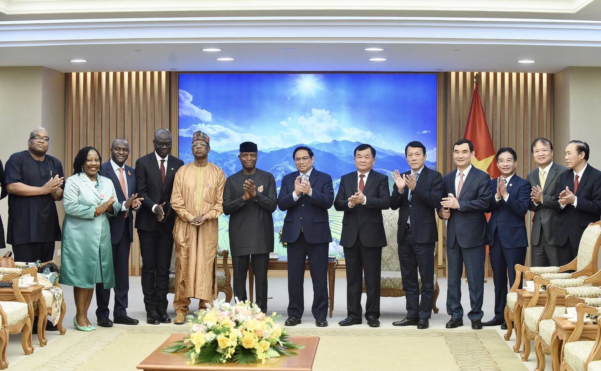 Thủ tướng Phạm Minh Chính và Phó Tổng thống Nigeria Yemi Osinbajo cùng các đại biểu. Ảnh: (Nguồn: TTXVN)