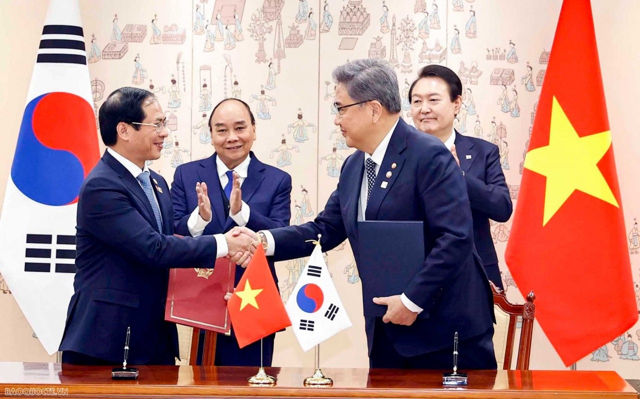 President Nguyen Xuan Phuc and RoK President Yoon Suk Yeol hold talks