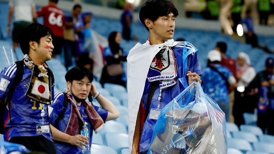 Dù đội nhà bị loại khỏi World Cup 2022, CĐV Nhật Bản vẫn có hành động cực đẹp