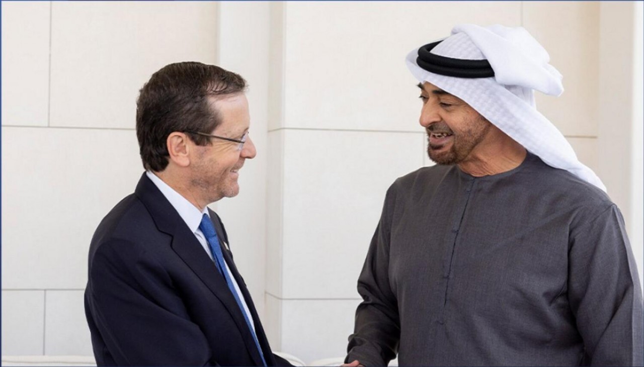 Tổng thống Các Tiểu vương quốc Ả Rập Thống nhất Sheikh Mohamed bin Zayed Al Nahyan đã gặp Tổng thống Israel Isaac Herzog, người đang có chuyến thăm làm việc tới Các Tiểu vương quốc Ả Rập Thống nhất để tham gia Cuộc tranh luận về Không gian Abu Dhabi. (Nguồn: WAM)