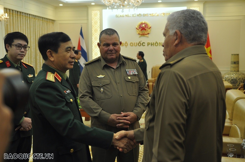 (12.06) Bộ trưởng Quốc phòng Phan Văn Giang tiếp đoàn đại biểu Cục Chính trị các LLVT Cuba do Chủ nhiệm, Trung tướng Victor Rojo Ramos dẫn đầu sang thăm Việt Nam. (Ảnh: Minh Quân)