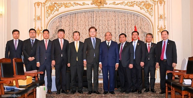 President Nguyen Xuan Phuc welcomes leading RoK Groups to invest in Vietnam