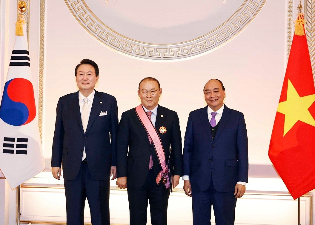 Chủ tịch nước Nguyễn Xuân Phúc chứng kiến Tổng thống Hàn Quốc Yoon Suk Yeol trao Huân chương Người truyền cảm hứng cho huấn luyện viên Park Hang Seo. (Nguồn: TTXVN)