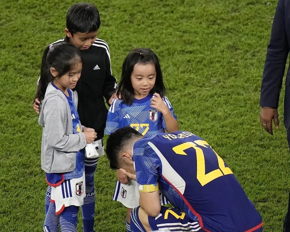 Đội trưởng đội tuyển Nhật Bản khóc trước mặt các con sau khi sút hỏng luân lưu