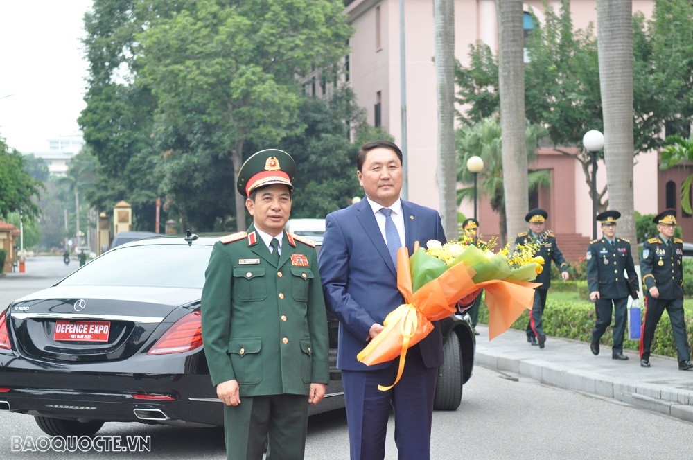 (12.06) Bộ trưởng Quốc phòng Việt Nam, Đại tướng Phan Văn Giang và Bộ trưởng Quốc phòng Mông Cổ Saikhanbayar Gursed tại trụ sở Bộ Quốc phòng ngày 6/12. (Ảnh: Minh Quân)