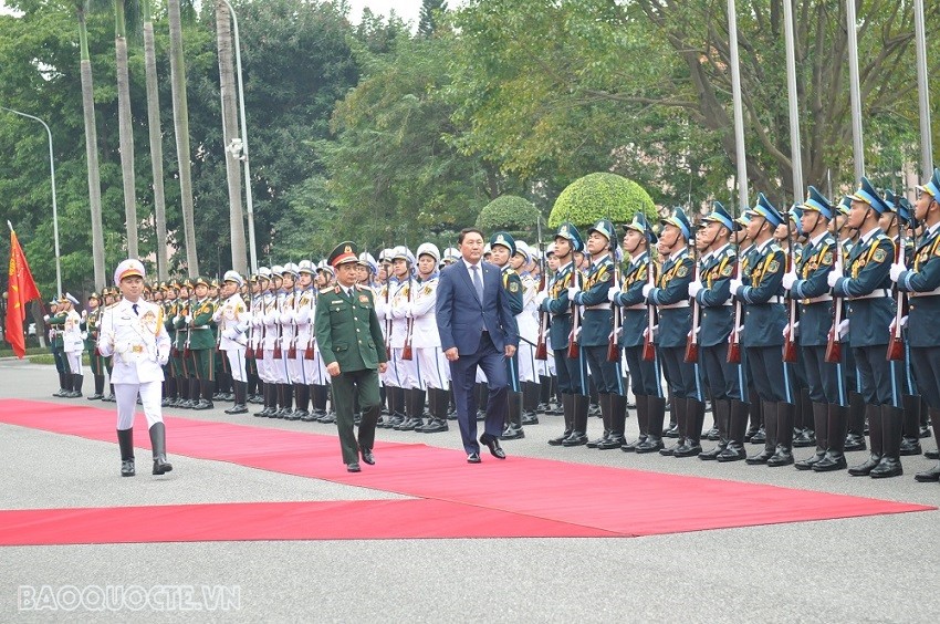 (12.06) Lãnh đạo Bộ Quốc phòng Việt Nam và Mông Cổ duyệt đội danh dự. (Ảnh: Minh Quân)