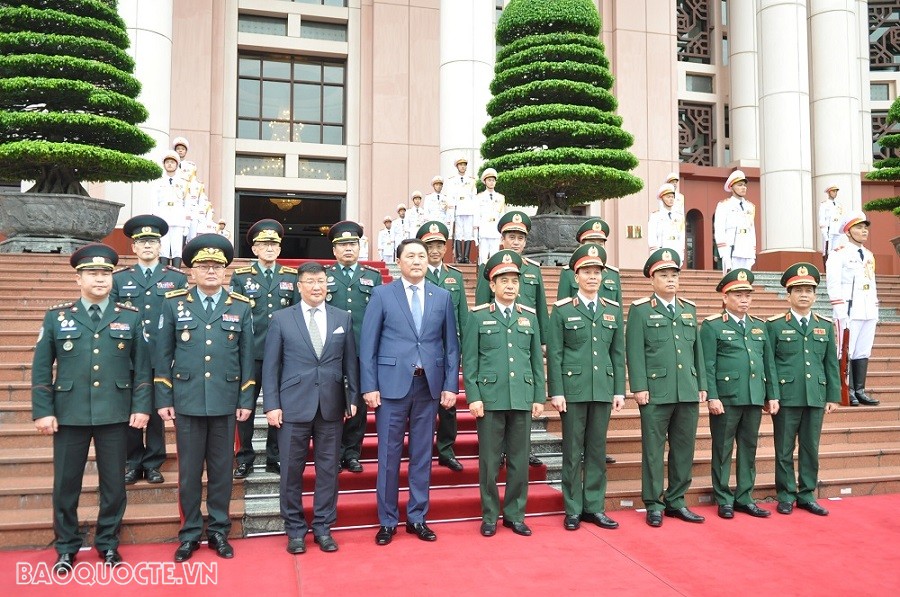 (12.06) Đại diện Đoàn công tác Bộ Quốc phòng Mông Cổ và Bộ Quốc phòng Việt Nam chụp ảnh lưu niệm. (Ảnh: Minh Quân)