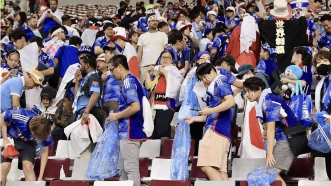 Sau khi đội nhà bị loại khỏi World Cup 2022, CĐV Nhật Bản vẫn có hành động cực đẹp