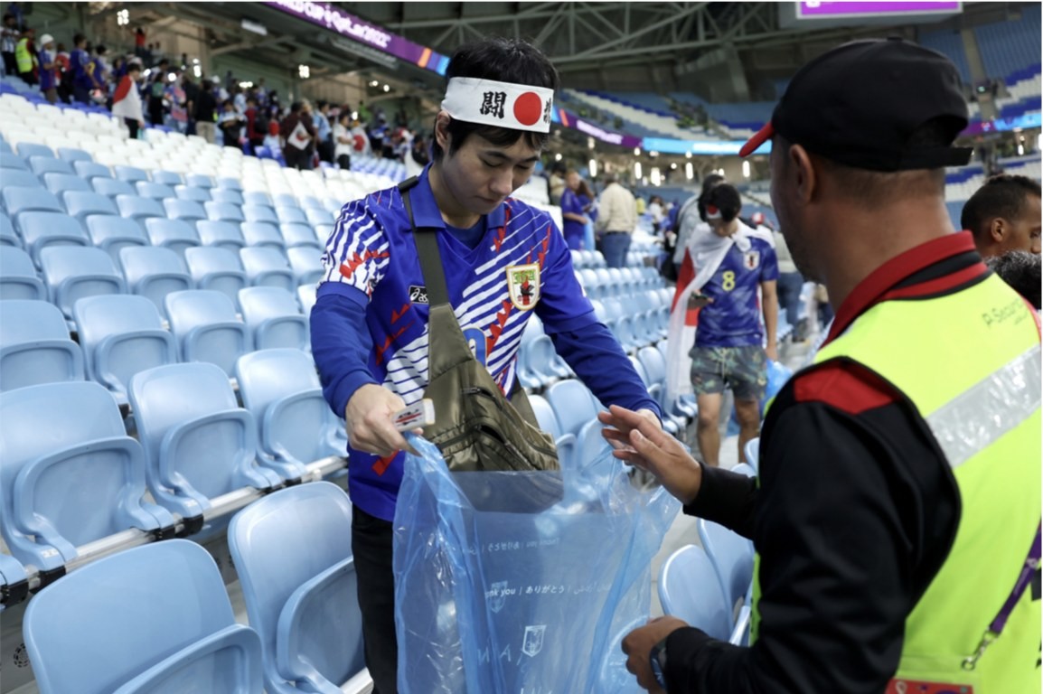 Sau khi đội nhà bị loại khỏi World Cup 2022, CĐV Nhật Bản vẫn có hành động cực đẹp