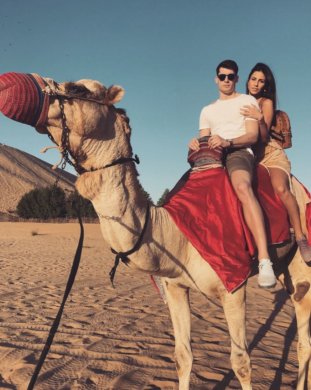 Năm 2017, khi còn đang hẹn hò, hai người đã có chuyến du lịch tới Abu Dhabi, UAE, trải nghiệm cưỡi lạc đà, ngắm hoàng hôn trên sa mạc cát.