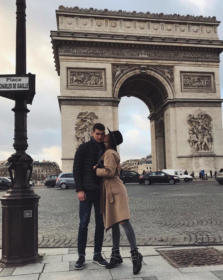 Từ khi mới yêu, Livakovic thường xuyên đưa bạn gái đi du lịch các nước châu Âu. Hai người dành nụ hôn ngọt ngào ở cổng Khải Hoàn Môn hay tháp Eiffel - trái tim của nước Pháp.