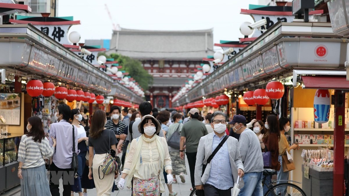 Tiền lương thực tế liên tục giảm, Thủ tướng Nhật Bản sốt sắng triển khai gói kích thích kinh tế
