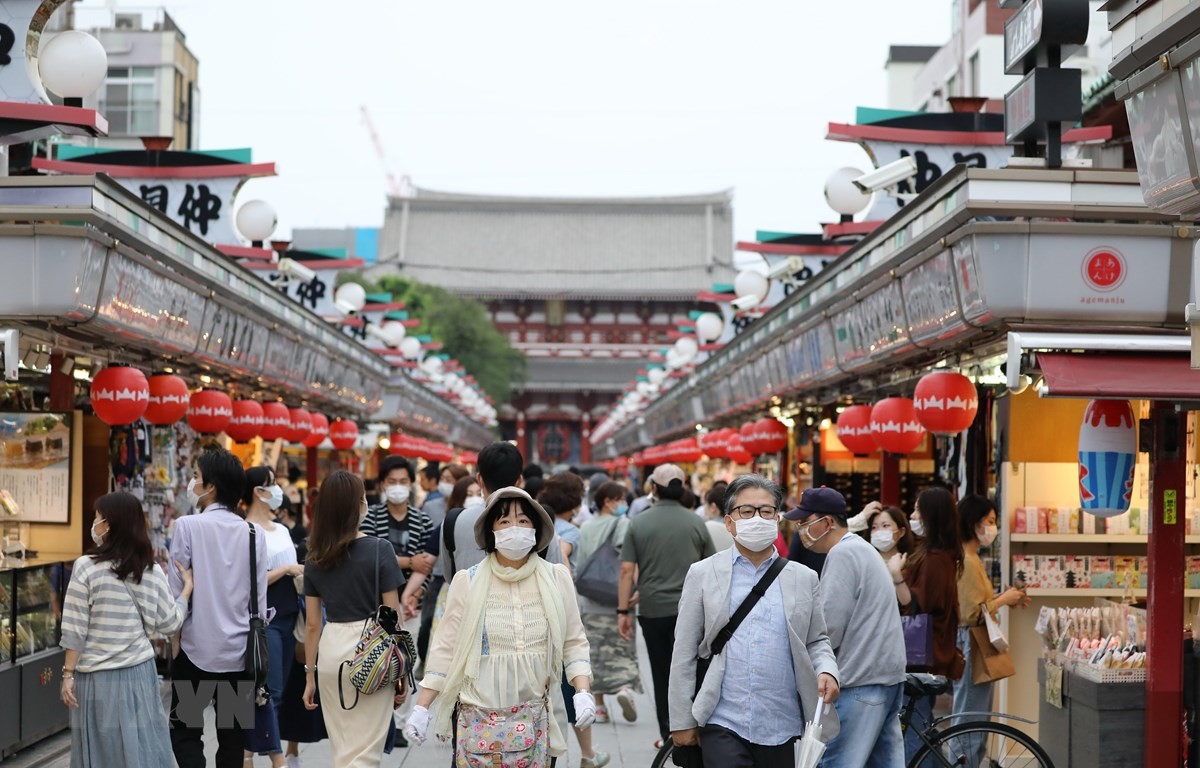 Tiền lương thực tế liên tục giảm, Thủ tướng Nhật Bản sốt sắng triển khai gói kích thích kinh tế