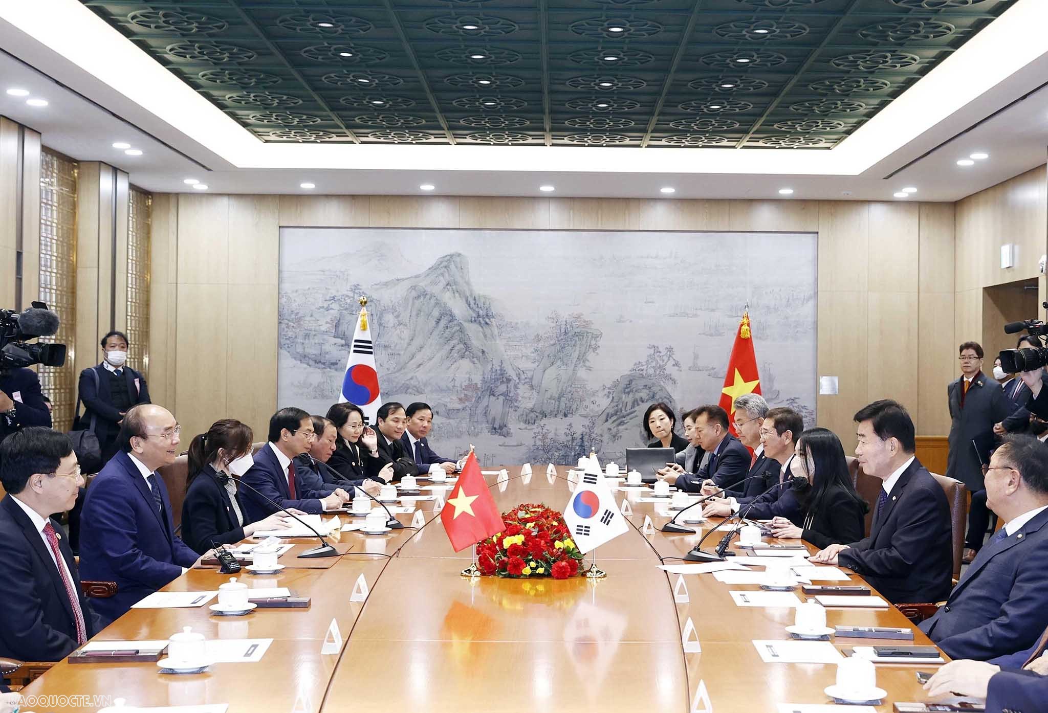 Chủ tịch nước Nguyễn Xuân Phúc hội kiến Chủ tịch Quốc hội Hàn Quốc Kim Jin-pyo.