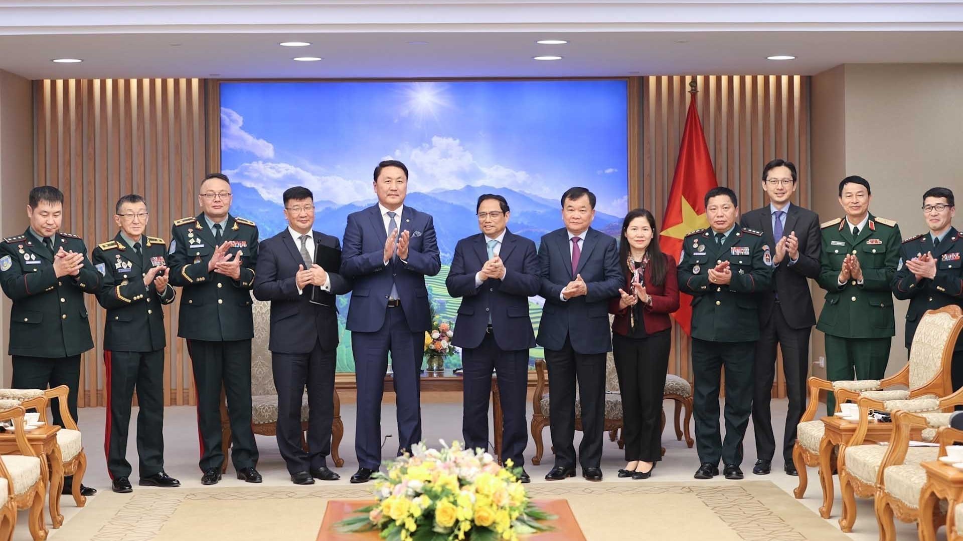 Thủ tướng Phạm Minh Chính tiếp Bộ trưởng Quốc phòng Mông Cổ Saikhanbayar Gursed