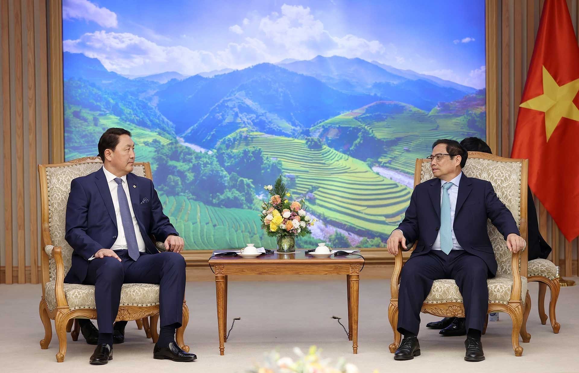 Thủ tướng Phạm Minh Chính tiếp Bộ trưởng Quốc phòng Mông Cổ Saikhanbayar Gursed. (Nguồn: TTXVN)
