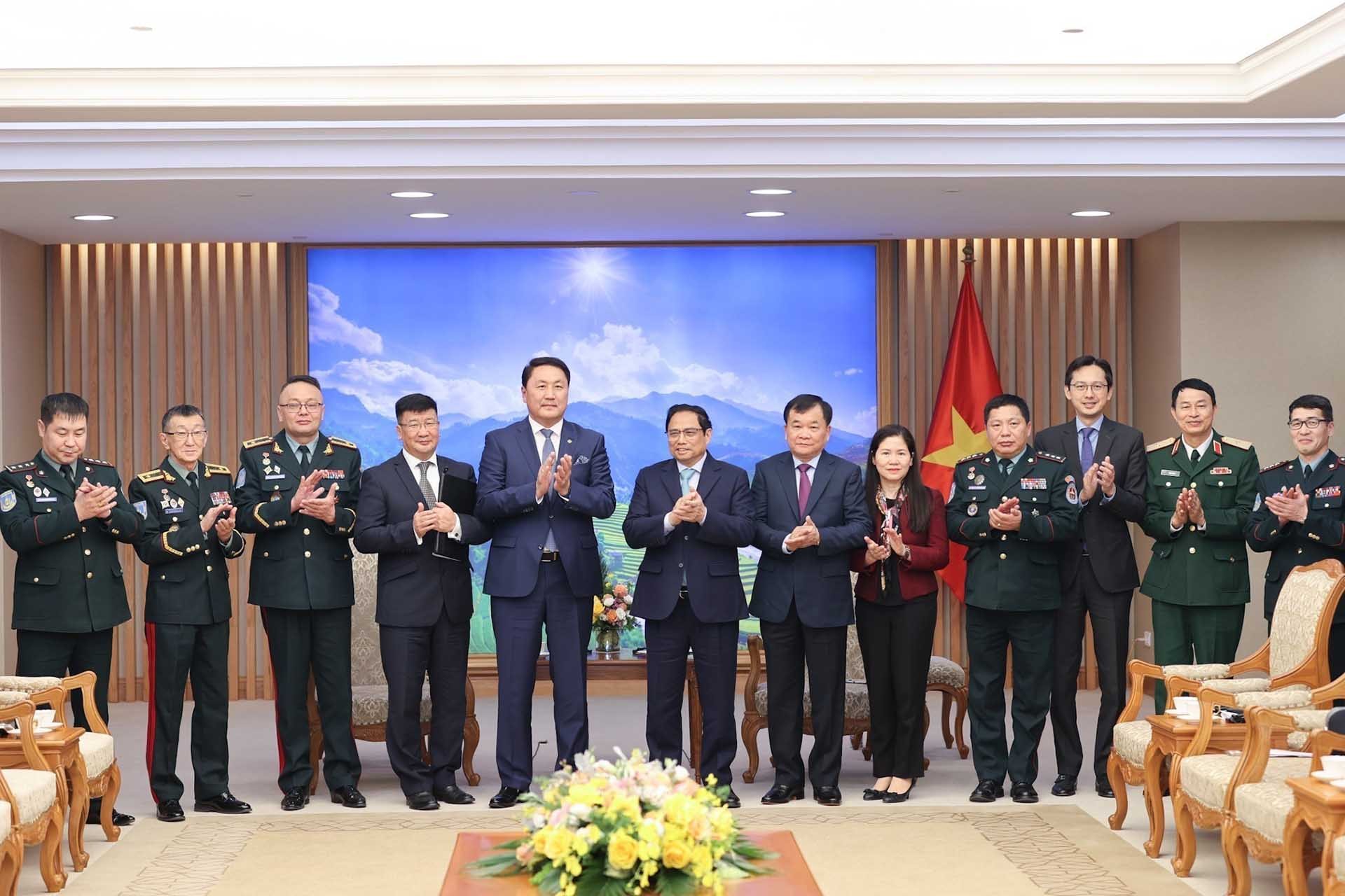 Thủ tướng Phạm Minh Chính tiếp Bộ trưởng Quốc phòng Mông Cổ Saikhanbayar Gursed. (Nguồn: TTXVN)