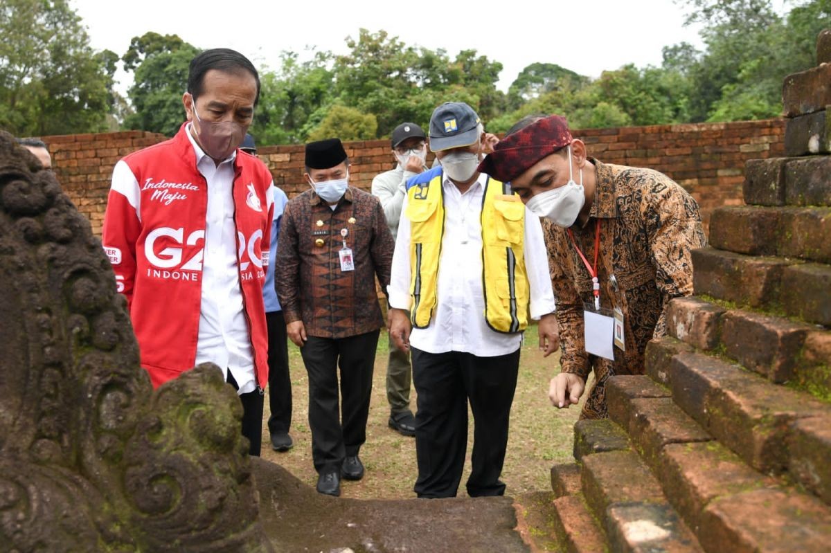 Tổng thống Joko Widodo trong một lần thăm đền Kedaton, nằm trong Khu Di sản Văn hóa Quốc gia Muaro Jambi (KCBN). (Nguồn: Kompas)