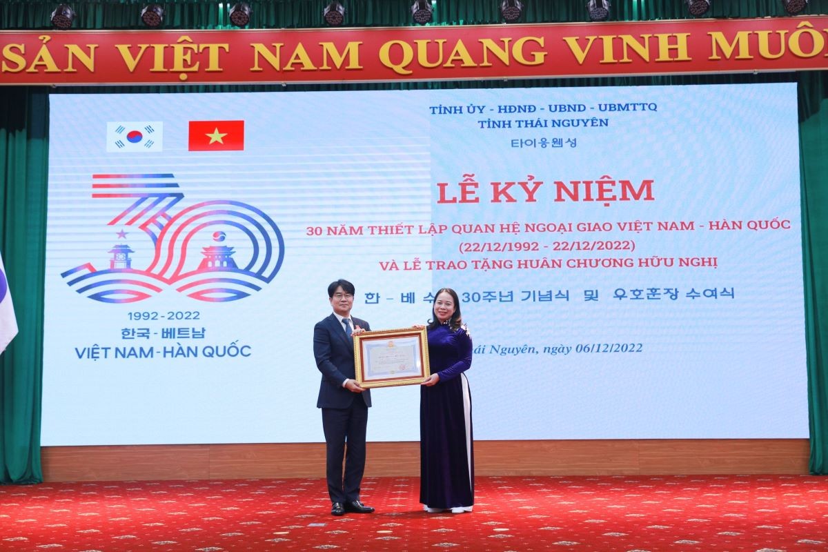 Phó Chủ tịch nước Võ Thị Ánh Xuân trao tặng Huân chương Hữu nghị cho ông Lee Byeong Kuk. (Nguồn: Báo Thái Nguyên)