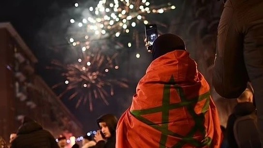 World Cup 2022: Hình ảnh CĐV đội tuyển Morocco ăn mừng cuồng nhiệt khắp nơi trên thế giới