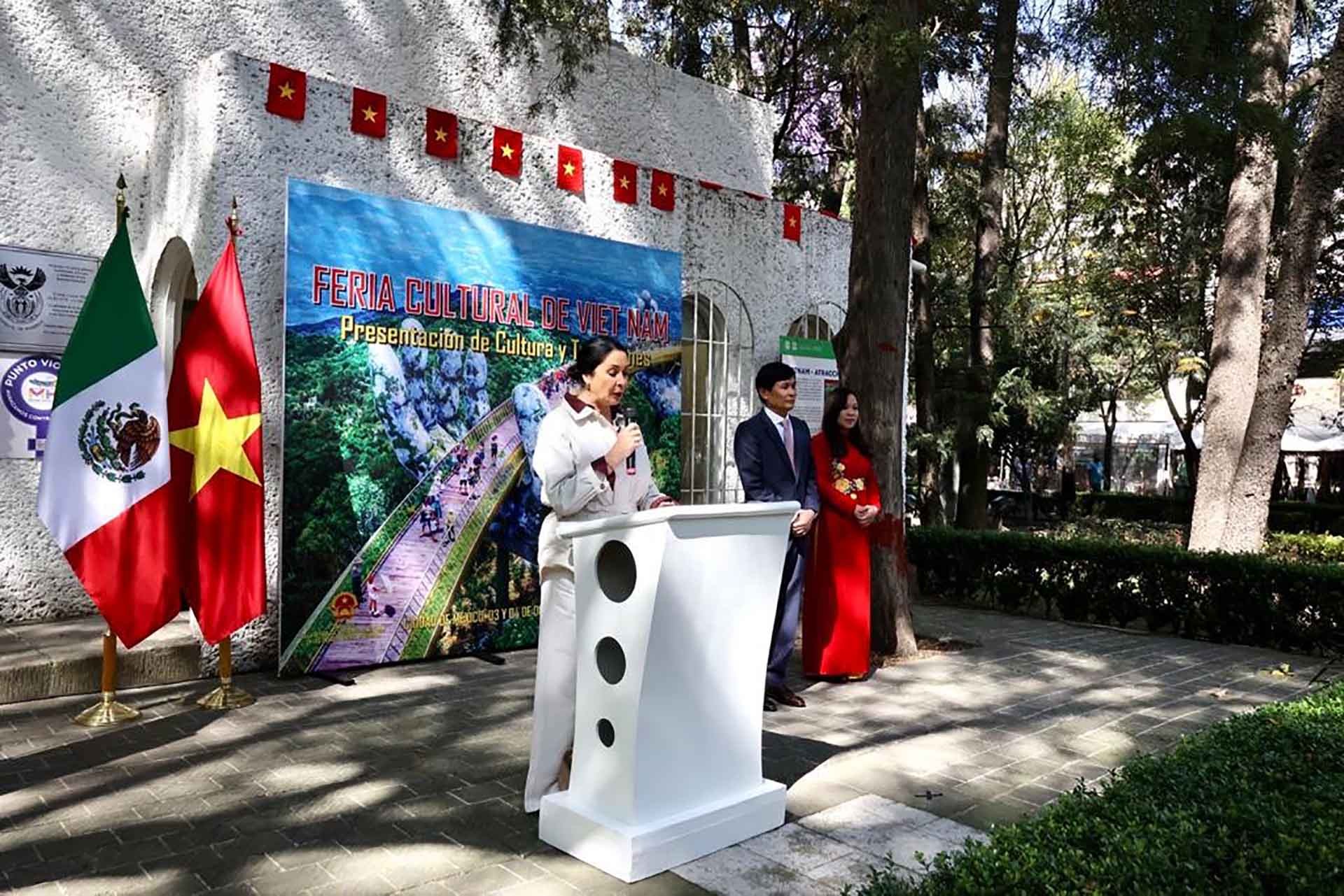 Bà Lourdes Pozo Pietra Santa, Giám đốc phụ trách đối ngoại quận Miguel Hidalgo phát biểu Bà Lourdes Pozo Pietra Santa, Giám đốc phụ trách đối ngoại quận Miguel Hidalgo phát biểu