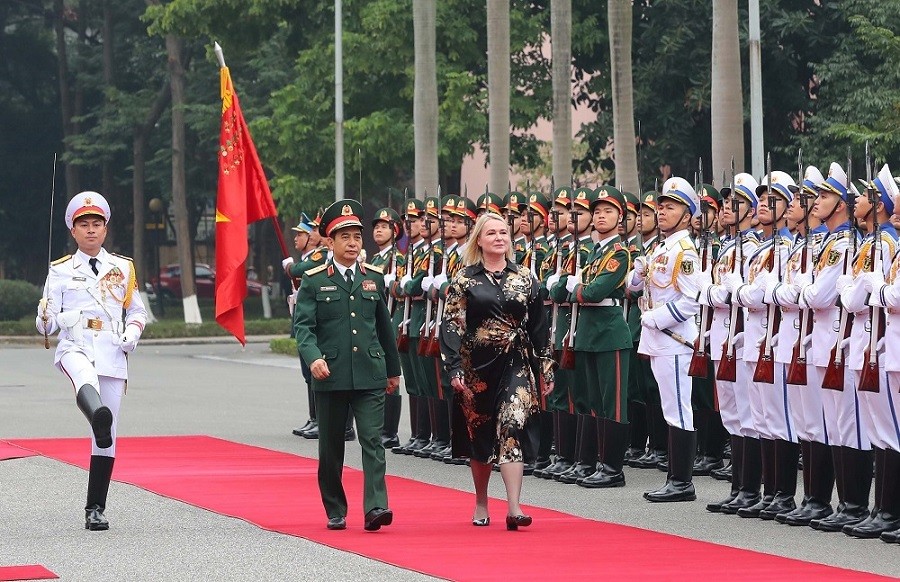 (12.07) Hai Bộ trưởng Quốc phòng Việt Nam và Czech duyệt đội danh dự. (Nguồn: Trọng Đức/TTXVN)