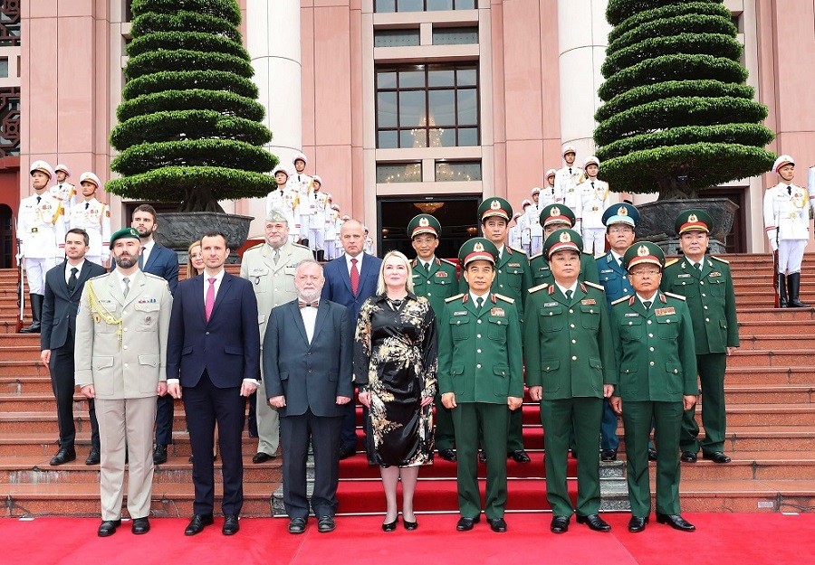 (12.07) Đoàn Đại biểu Bộ Quốc phòng Czech và Bộ Quốc phòng Việt Nam chụp ảnh lưu niệm. (Nguồn: Trọng Đức/TTXVN)