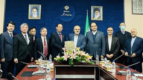 NA Vice Chairman Tran Quang Phuong meets Iranian officials