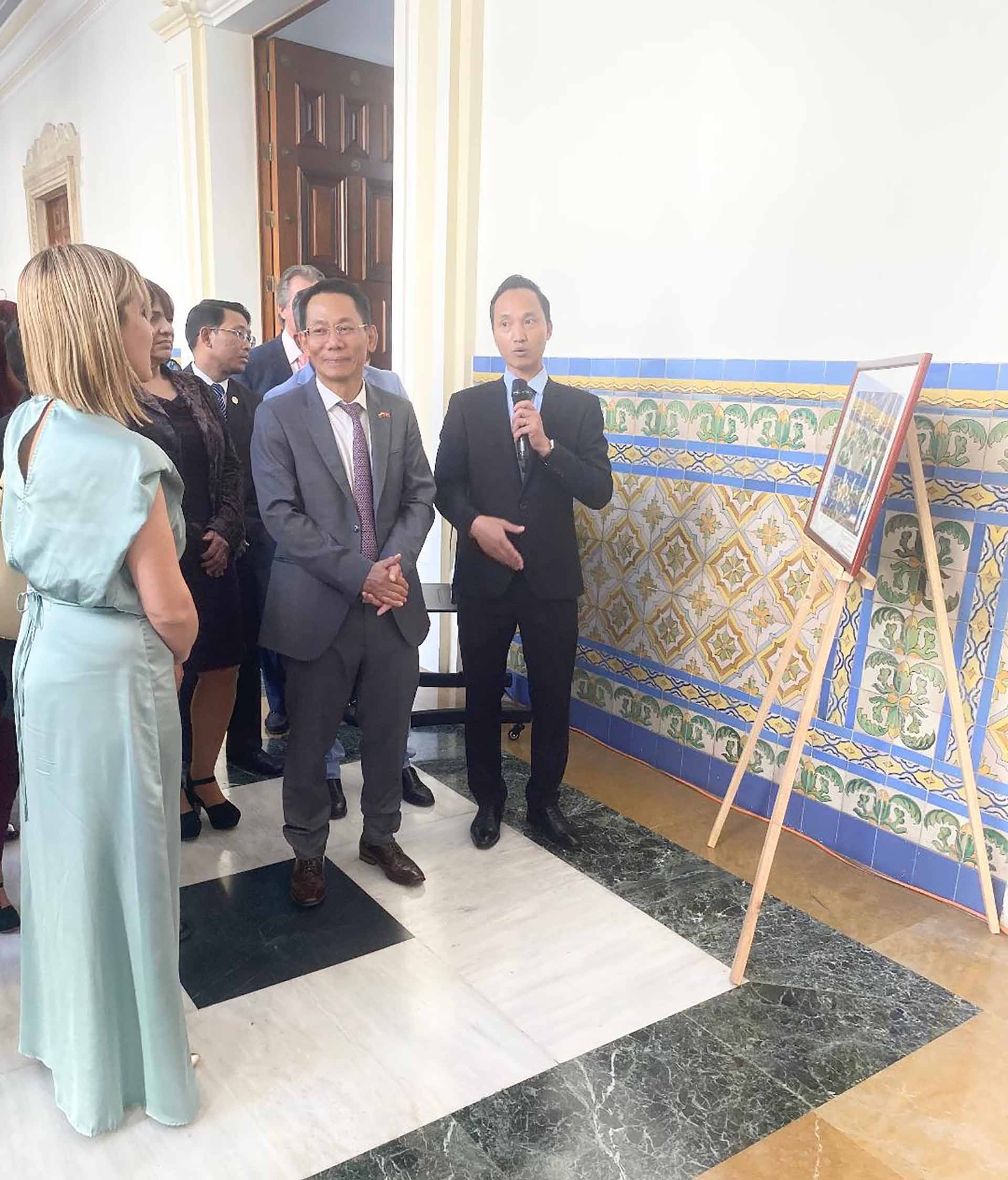 Đại sứ Lê Viết Duyên tại khu trưng bày ảnh về quan hệ ngoại giao giữa Việt Nam và Venezuela.